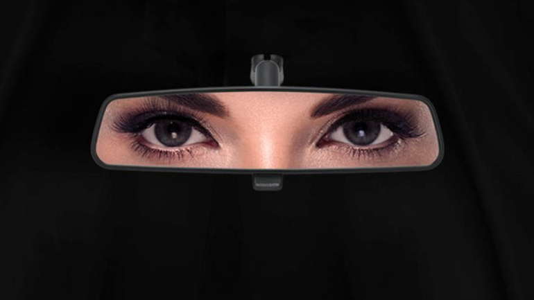 Στα πόδια των γυναικών της Σαουδικής Αραβίας οι αυτοκινητοβιομηχανίες